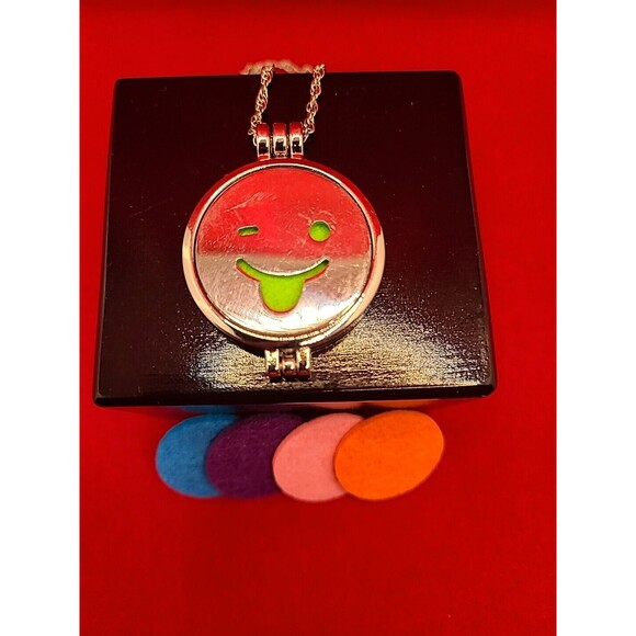 Aromatherapy Essential Oil Diffuser Necklace Locket Pendant 5 Refill Pads - Picture 2 of 6